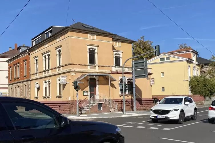 Leerstand an der Schlösselkreuzung in Landau. Über dem ehemaligen chinesischen Lokal gibt es zwei Wohnungen. 