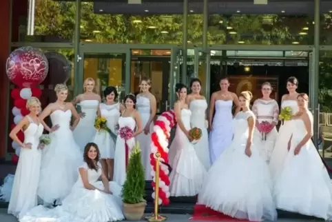 Brautkleid-Präsentation vor der Stadthalle: Mehrere Modenschauen gehören zur Hochzeitsmesse.