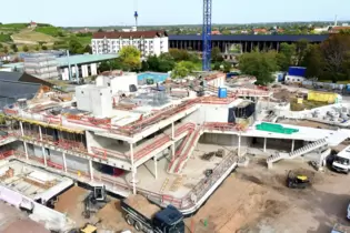 Die Therme wächst in die Höhe.