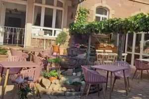 Mit mediterran gestalteter Terrasse und Wintergarten: Gasthaus Mandelhof auf der Haardt.