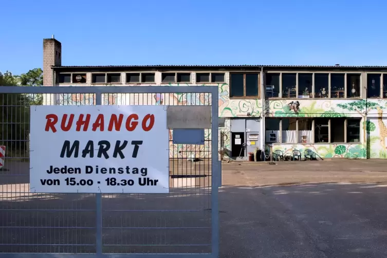 Der Markt braucht wieder mehr Platz – dienstags ist Flohmarkt, samstag werden Spenden angenommen. 