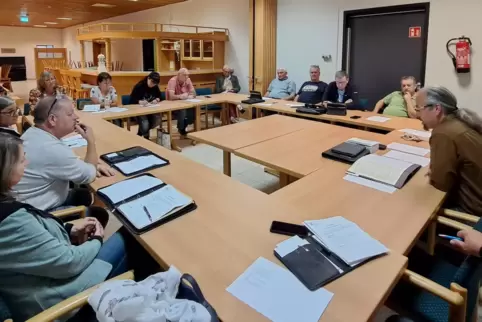 Der Rat tagt mittlerweile im Foyer der Trualbhalle, in der jetzt auch bewirtet werden darf. 