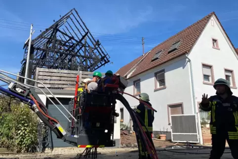 Bei Großeinsätzen wie dem Scheunenbrand in Neupotz müssen die Rettungskräfte gut koordiniert werden. 