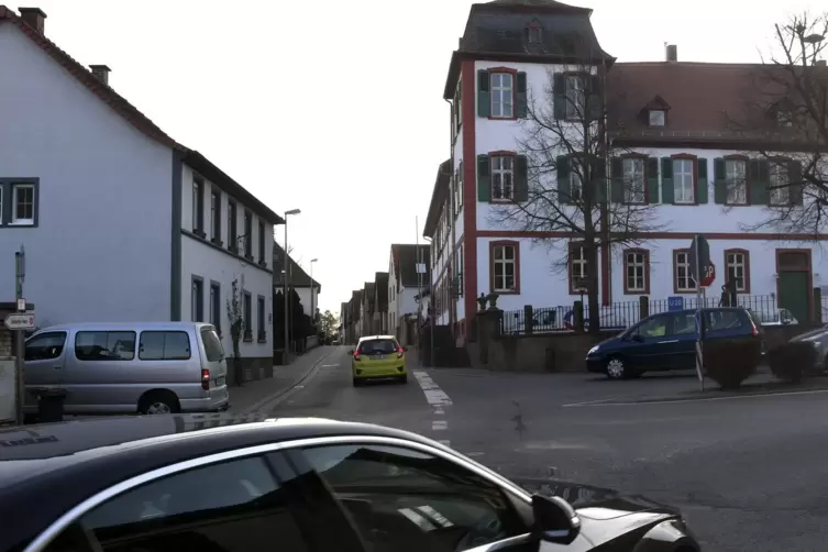 n dieser Stelle in Kleinniedesheim kreuzen sich zwei Landesstraßen. Und wie in vielen Dörfern dieser Art klagen die Anwohner dar