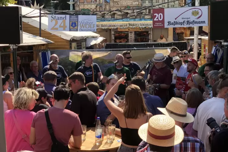 Der Literarische Frühschoppen war in diesem Jahr besonders gut besucht. Das Foto zeigt den Auftritt den Anonyme Giddarischde.