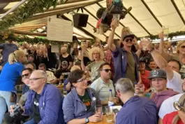 Der Literarische Frühschoppen sorgt montagmorgens für Hochbetrieb auf dem Wurstmarkt. 