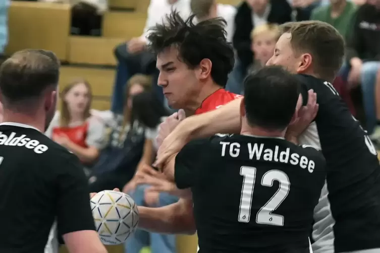 Umzingelt: Die TG Waldsee siegt in Rodalben.