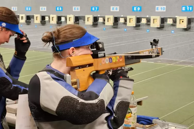 Martina Sprengard mit ihrer Armbrust in Straßburg. 