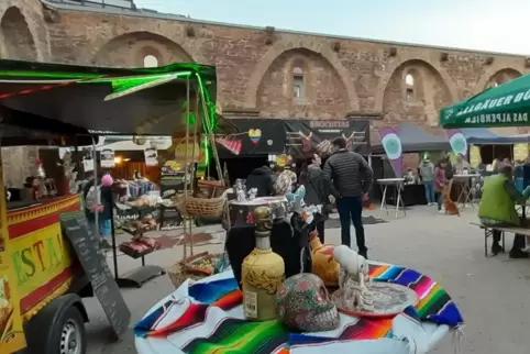 Die Welt zu Gast auf dem Teller: Genussfestival in der Erkenbertruine.