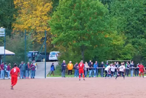 Zuweilen eine staubige Angelegenheit: Das Topspiel in der B-Klasse zwischen der SG Hundheim (rotes Trikot) und der SG Theisbergs