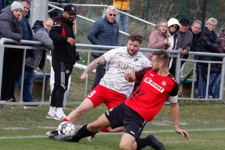 Zweibrückens Trainer Özal Acar beobachtet dieses Duell von Steinbachs Dreifachtorschütze Marcel Meinen (rote Hose) mit TSC-Spiel