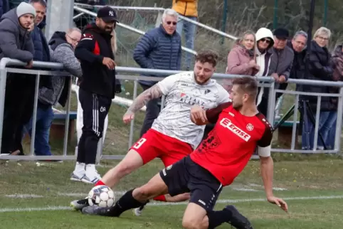 Zweibrückens Trainer Özal Acar beobachtet dieses Duell von Steinbachs Dreifachtorschütze Marcel Meinen (rote Hose) mit TSC-Spiel