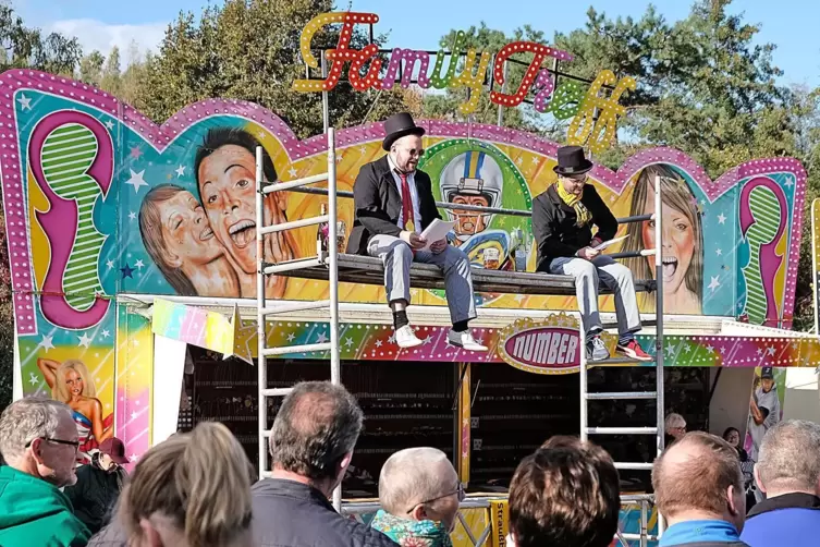 Julian Wilhelm und Simon Nikolaus hielten über eine halbe Stunde lang ihre Kerwerede. 