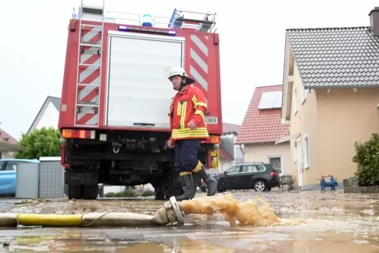 Die Folgen von Starkregen: Im Mai musste die Feuerwehr in Mechtersheim Wasser und Schlamm aus vielen Häusern pumpen.