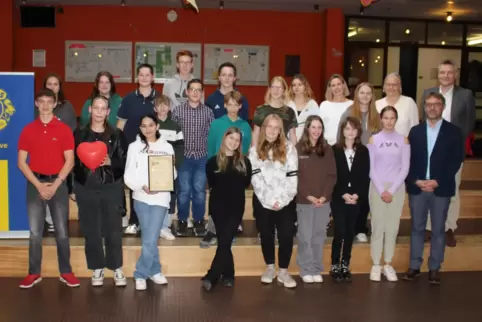 Die Preisträger und Preisträgerinnen mit den begleitenden Lehrerinnen sowie Vertretern des Lions Clubs. 