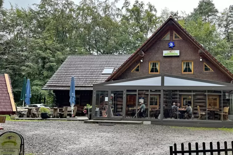 In der Fitz-Claus-Hütte werden die Gäste am Tisch bedient. Der Bereich vor dem Gebäude wurde vor zwei Jahren zu einer Art Winter