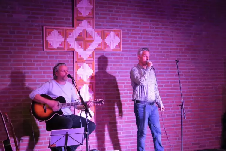 Musik und Anekdoten: Chris Brandon (rechts) und Jens Bohmüller in der Johanneskirche.