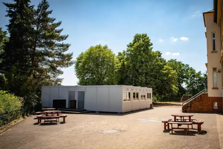 Auch in direkter Nachbarschaft zu Zweibrücken stehen an der Grundschule Einöd die Container.