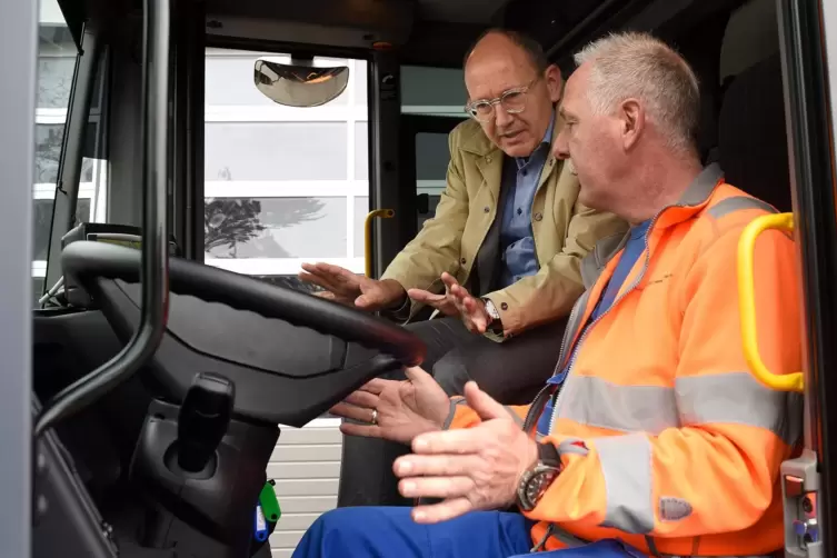 Oberbürgermeister Christian Specht lässt sich alles an dem neuen Fahrzeug erklären.