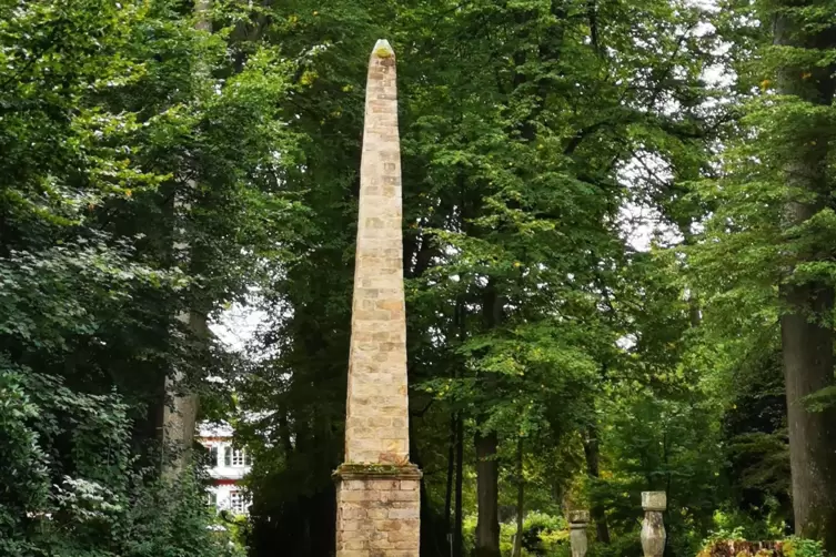 Aus antiken Steinen errichtet: Obelisk.