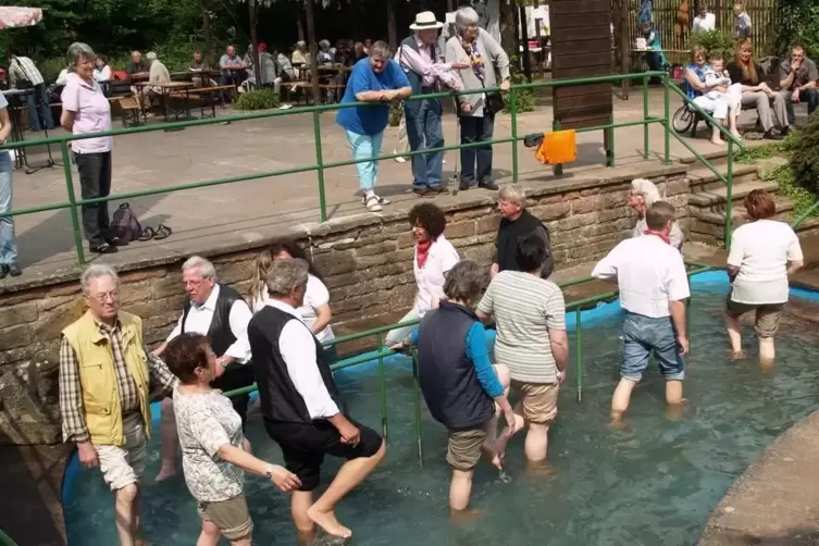 Eröffnungsfeier in der Triefenbachanlage im Kneipp-Tretbecken des Vereins. 