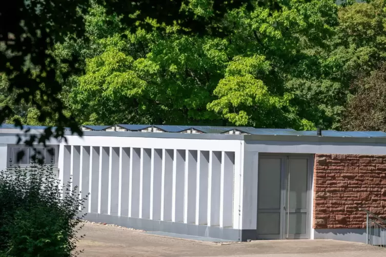  Von unten kaum sichtbar: die neue Photovoltaik-Anlage auf dem Flachdach der Friedhofshalle. 