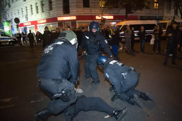 Polizisten nehmen einen Teilnehmer einer verbotenen Pro-Palästina-Demonstration in der Sonnenallee im Bezirk Neukölln fest.