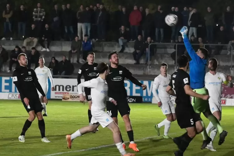 Hauensteins Keeper Kevin Jung klärt den Ball im Achtelfinal des Verbandspokal gegen Schott Mainz. 