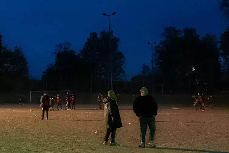 Beim Lauterer Stadtderby im Kreispokal blieben die meisten Flutlichtmasten dunkel. Gebannt warten die Teams, Fans und Verantwort