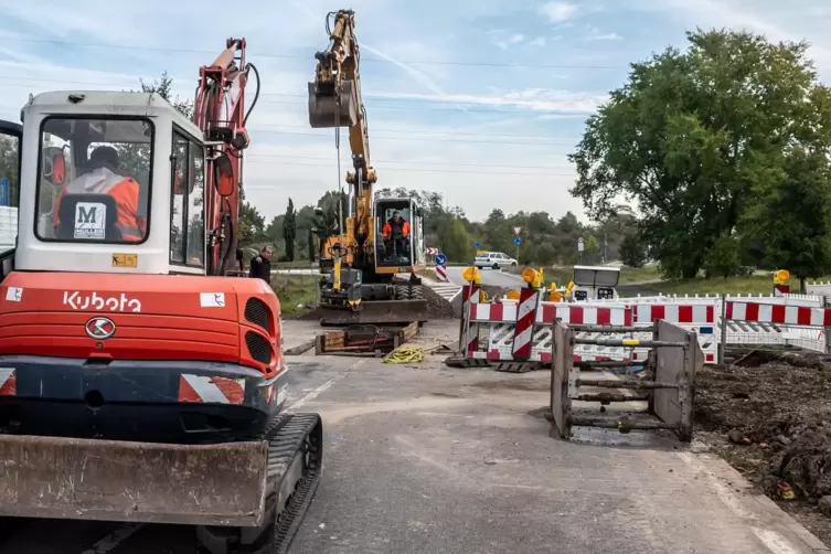 Bis auf 3,8 Meter Tiefe musste gebaggert werden, um an die geborstene Wasserleitung zu kommen.