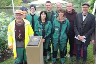 Die Rosengarten-Mannschaft ist stolz auf die Plakette »Award of Garden Excellence«.