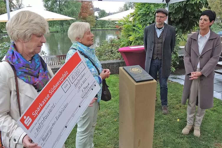 Martina und Hanne Stauch übergeben im Namen der Rosenfreunde einen Scheck über 10.000 Euro für das Schwanenhaus an Nicole Hartfe