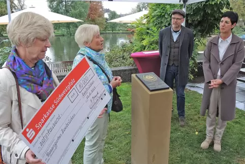 Martina und Hanne Stauch übergeben im Namen der Rosenfreunde einen Scheck über 10.000 Euro für das Schwanenhaus an Nicole Hartfe
