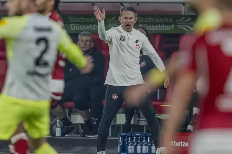 FCK-Trainer Dirk Schuster sah ein wildes Spiel in Düsseldorf. 