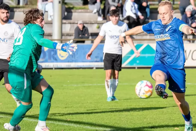 Raphael Gehrlein vor dem 1:0 für die Viktoria, die zum zweiten Mal zu Hause unentschieden spielte. 