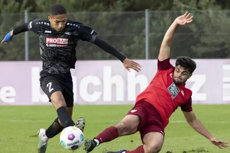  Emre Erkus (rechts) vom FCK versucht Nathaniel Esslinger vom FC Arminia Ludwigshafen vom Ball zu trennen.