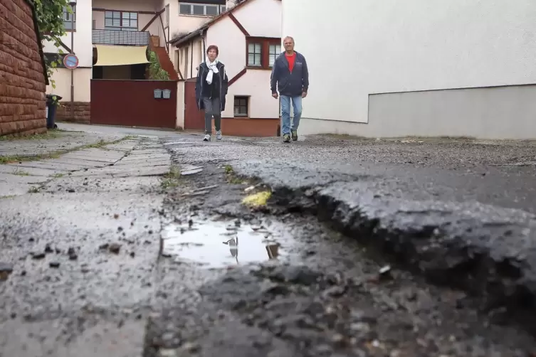 Anita und Waldemar Leiner warten schon seit geraumer Zeit darauf, dass die Straße vor ihrem Haus endlich saniert wird.