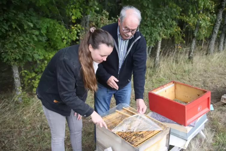 Der Honigobmann des Imkervereins Altenglan, Klaus Jung, im Gespräch mit Jungimkerin Aileen Jung.