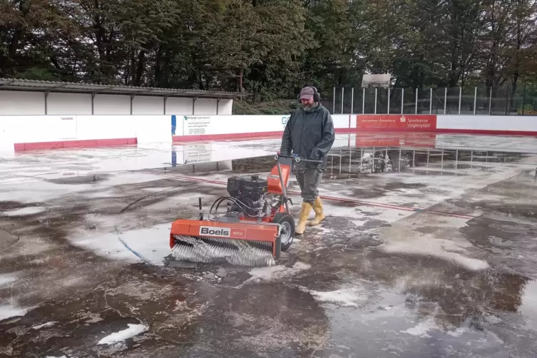 Die Mitglieder des ERCL arbeiten fleißig, um das Gelände instand zu halten. In dieser Woche wird Eis gemacht. 