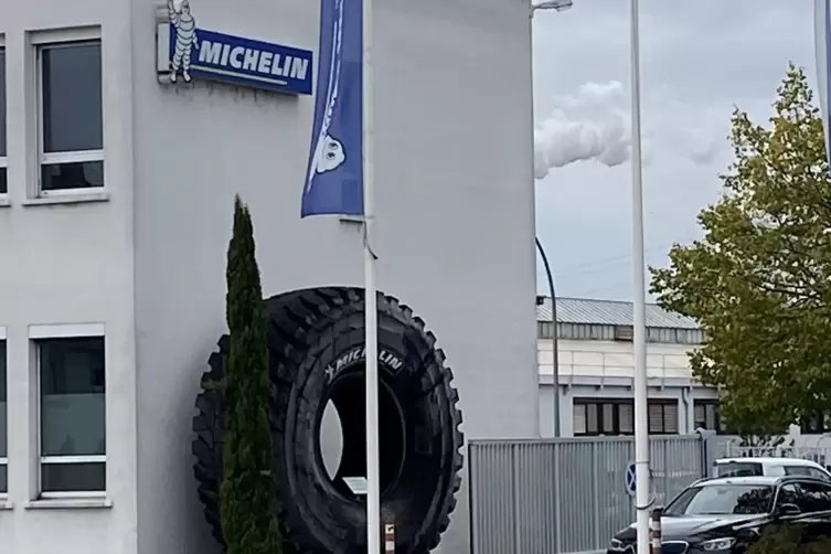 Reifen am Eingang zum Michelin Werk: Vielleicht bald ein einsamer Geselle.