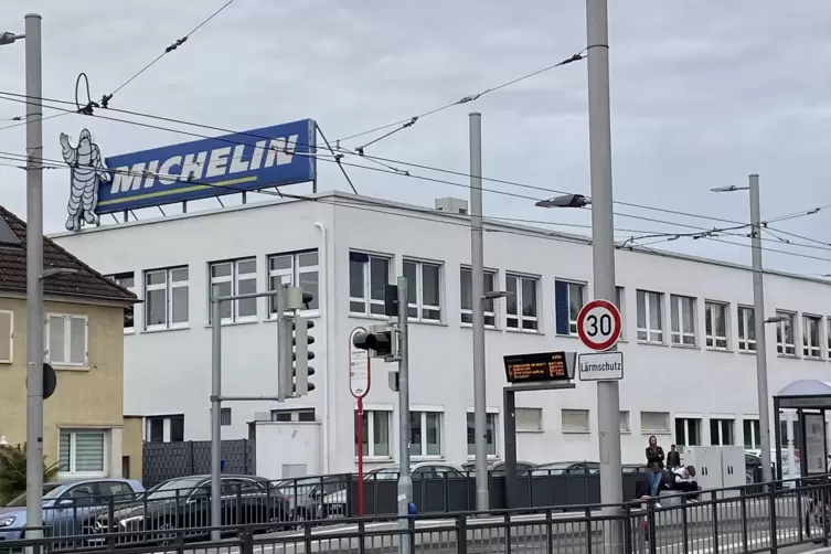 Vielleicht bald Geschichte: Das Michelin-Männchen begrüsst die Fahrgäste an der Straßenbahnhaltestelle. 