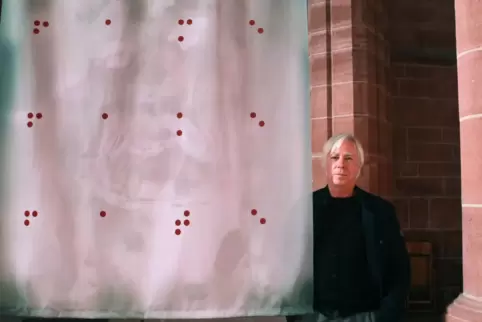 Klaus Schneider 2015 in der Lauterer Stiftskirche, wo er die Vorhanginstallation „Fake“ zeigte. 