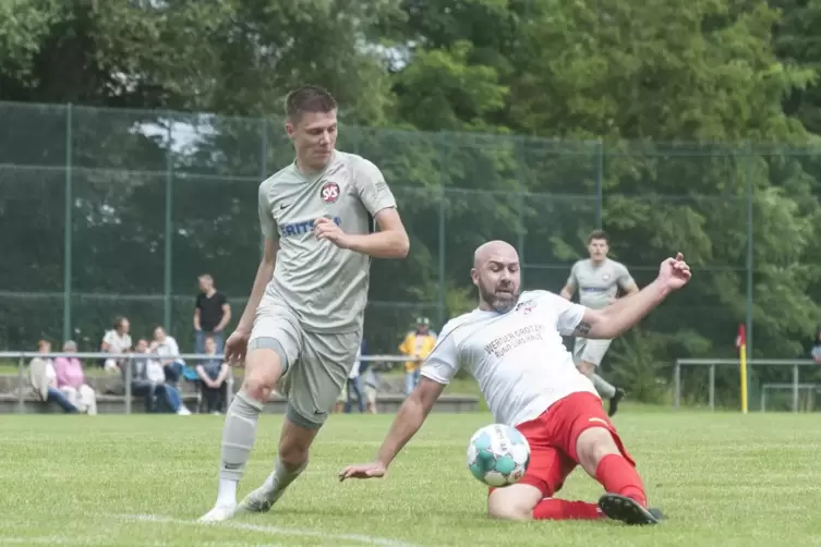 Gegen Kandel brachte er den SV Steinwenden mit 1:0 in Führung: David Höft (links). 