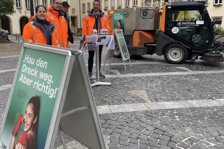 Werbung gegen wilden Müll: Die Mitarbeiter des EWF wollen Bürger unter anderem mit Plakaten dazu bewegen, ihren Abfall richtig z