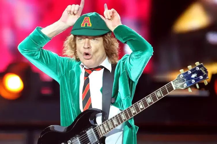 Angus Young machte sich vor 50 Jahrenmit seinen Brüdern George und Malcolm auf die Autobahn zur Hölle. 