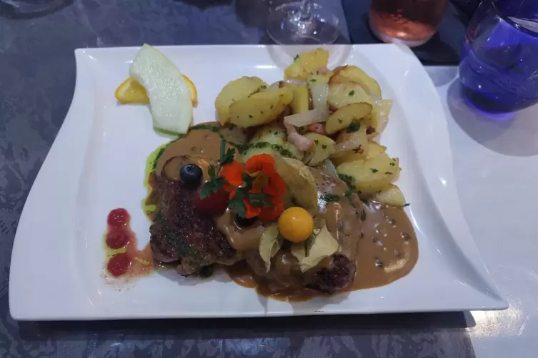 Mit sämiger Soße und essbaren Blüten: Rindersteak.