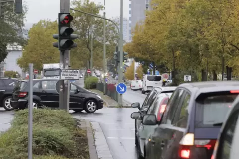 Nachdem die RHEINPFALZ nachgehakt hat, wurden die Hinweisschilder „Bis zur Haltelinie vorfahren“ nach vorne direkt an den Ampelm