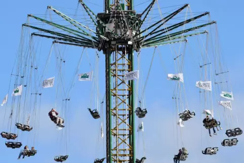 Luftiges und nicht eben günstiges Vergnügen: Bis allerdings die Gondeln des Jules-Verne-Kettenfliegers bis zu 80 Meter hoch über