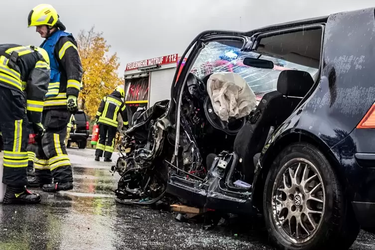 Der Pkw des Unfallverursachers wurde auf der Fahrerseite völlig demoliert.