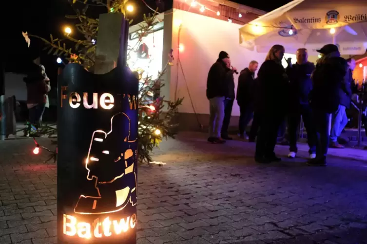 Zum Auftakt der Adventsfenster in Battweiler gab es 2018 einen Weihnachtsmarkt an der Loschky-Halle.